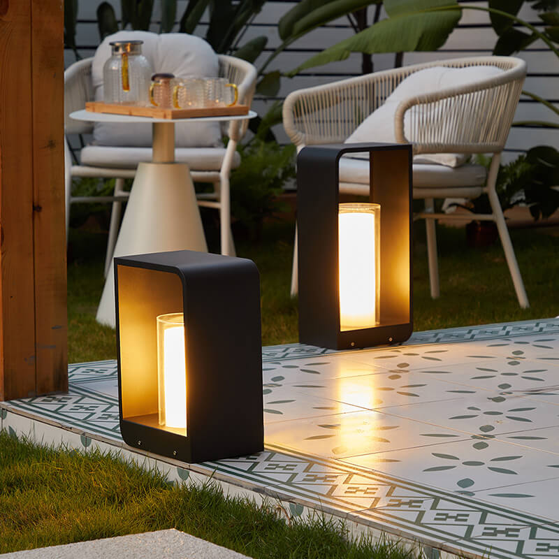 Moderne buitenpadverlichting, strakke geometrische details en praktische verlichting