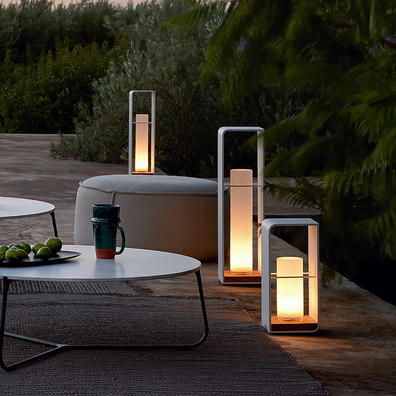 Nowoczesna zewnętrzna kwadratowa lampa LED — współczesny design, proste linie