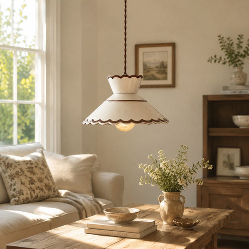 Lampă suspendată ceramică vintage franțuzească, pictată manual, abajur crem cu margine închisă la culoare și cablu răsucit