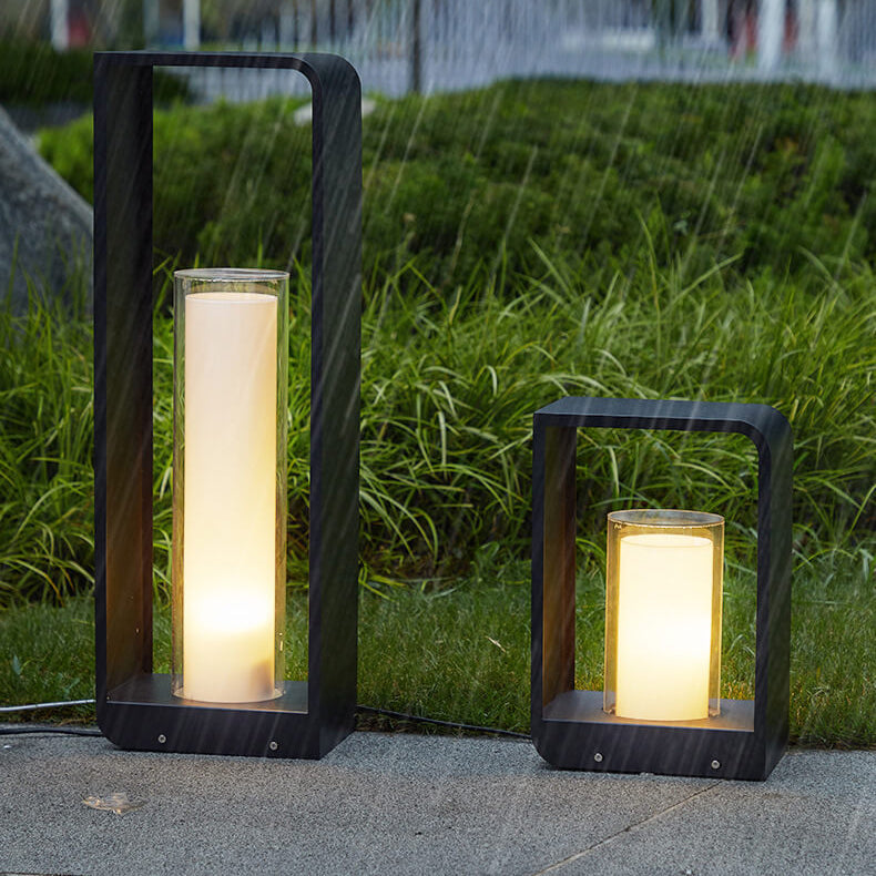 Moderne buitenpadverlichting, strakke geometrische details en praktische verlichting