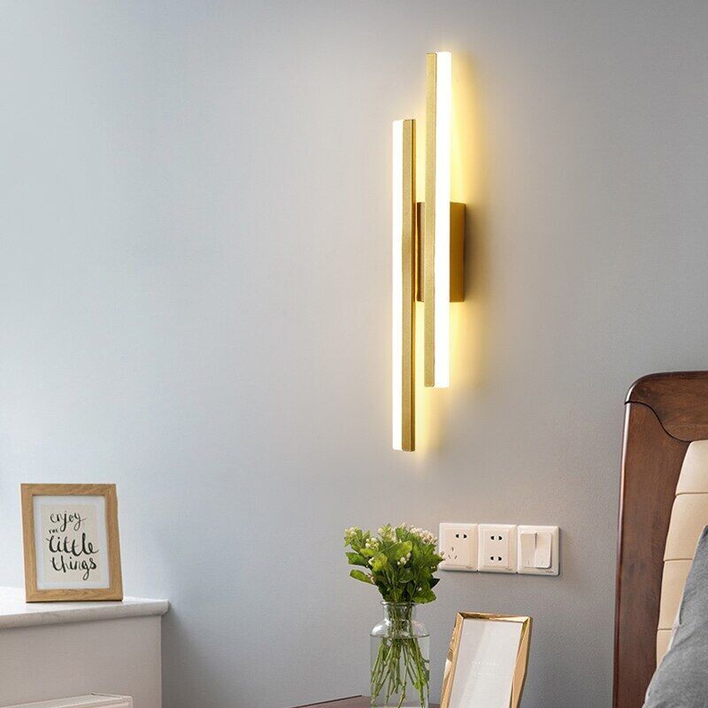 Modern csíkos mintájú LED fali lámpa – energiatakarékos világítás