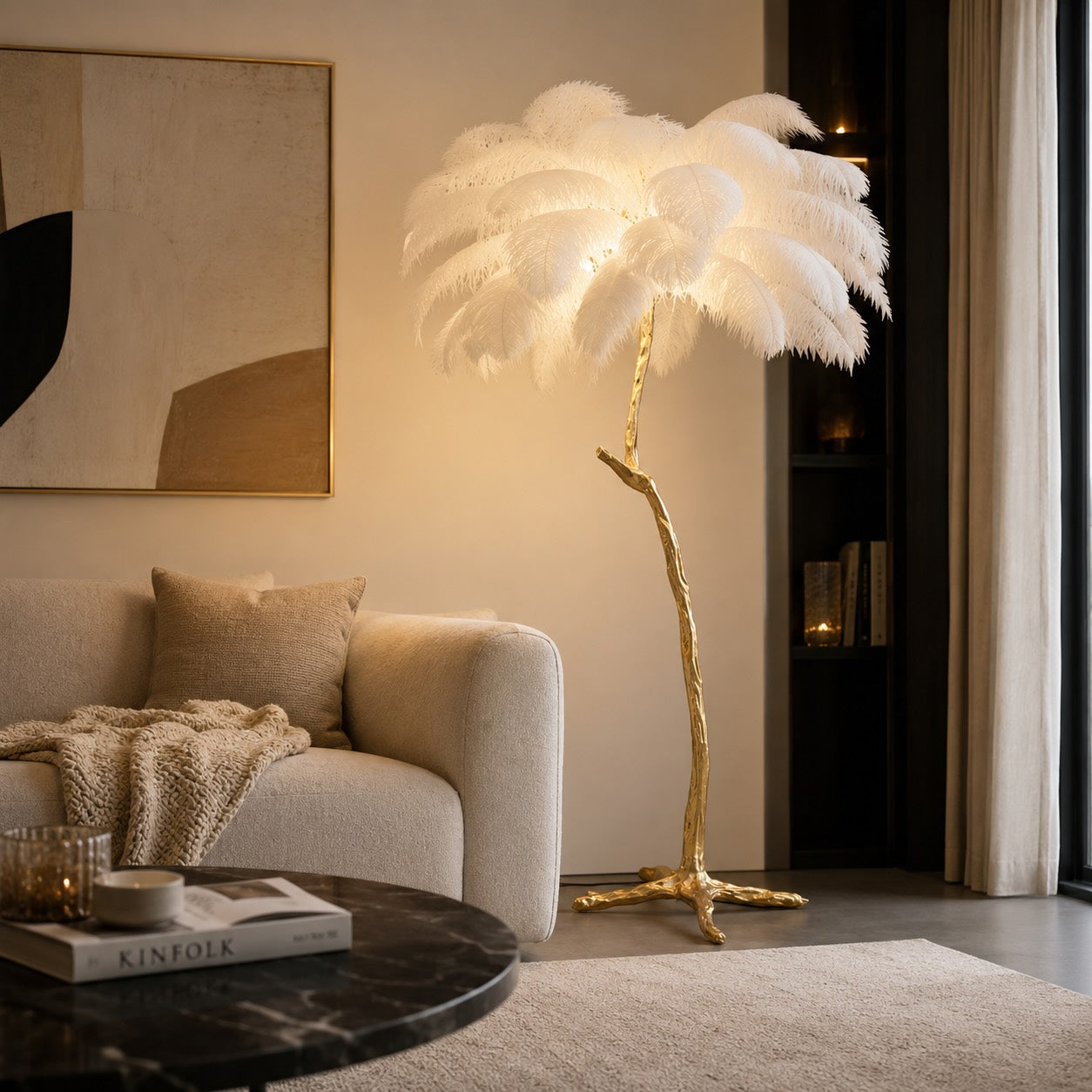 Moderní stojací lampa s měděnou základnou a pravým pštrosím peřím pro měkké ambientní osvětlení | ribuella