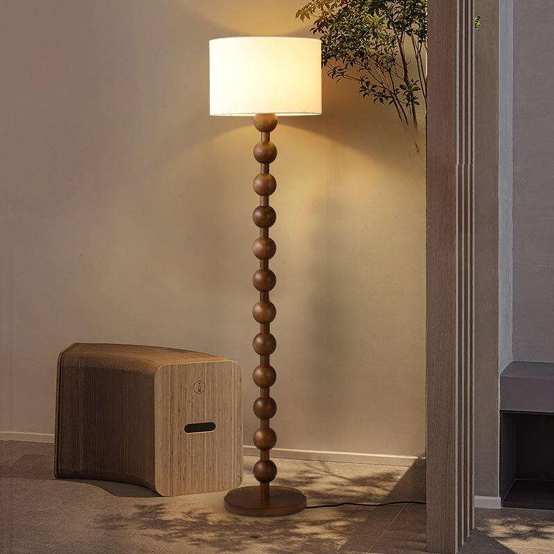 Lampadaire Hoshi de style japandi, design en bois et lumière d’ambiance chaleureuse