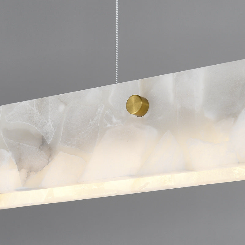 Modern vit marmorpenelampa från Arisha med LED-belysning, för matplats eller bar