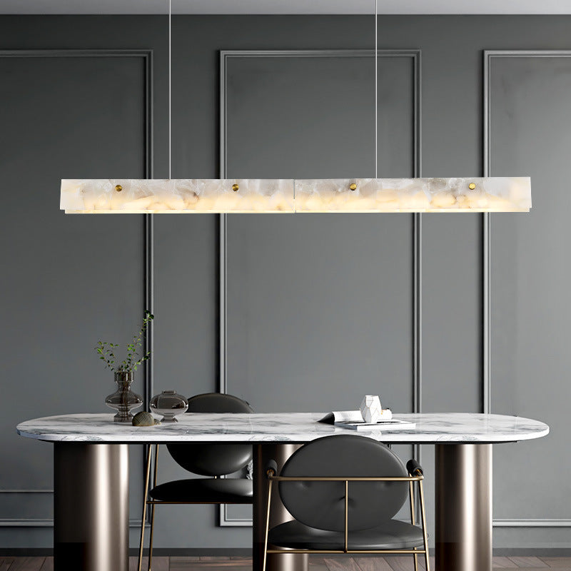 Modern vit marmorpenelampa från Arisha med LED-belysning, för matplats eller bar