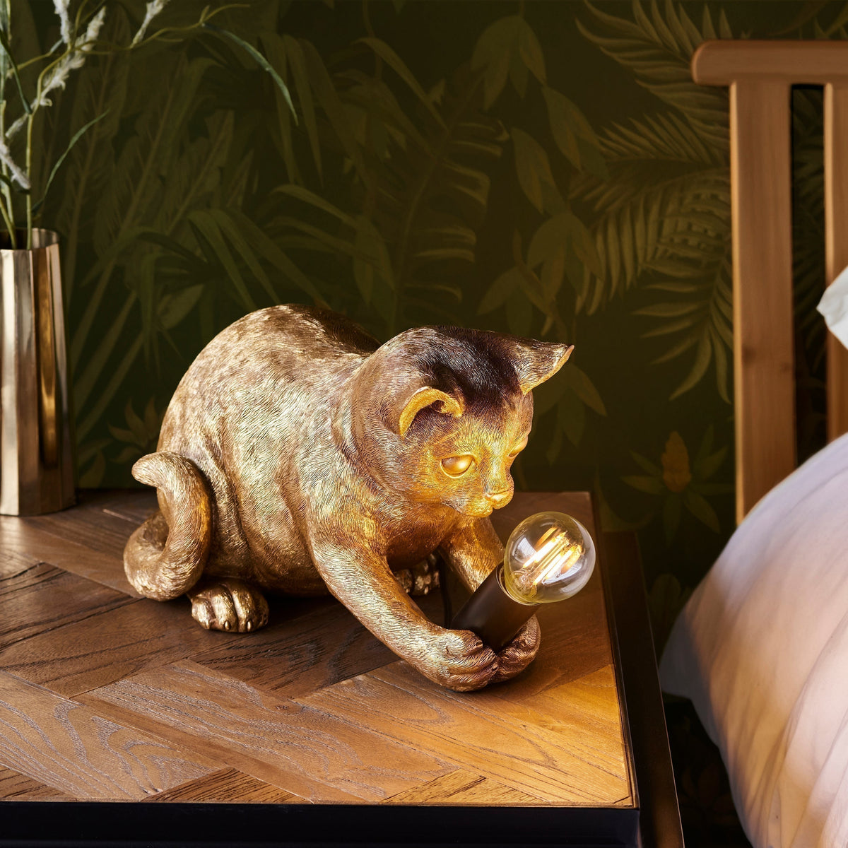 Lámpara de mesa WhiskerGlow con forma de gato, de resina, en dorado antiguo y negro mate