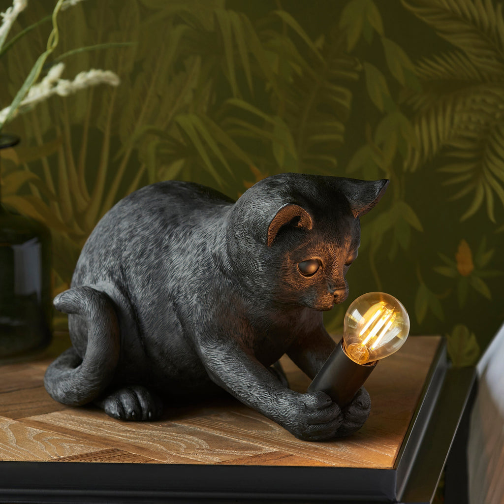 Lámpara de mesa WhiskerGlow con forma de gato, de resina, en dorado antiguo y negro mate