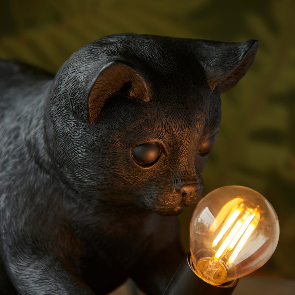 Lámpara de mesa WhiskerGlow con forma de gato, de resina, en dorado antiguo y negro mate
