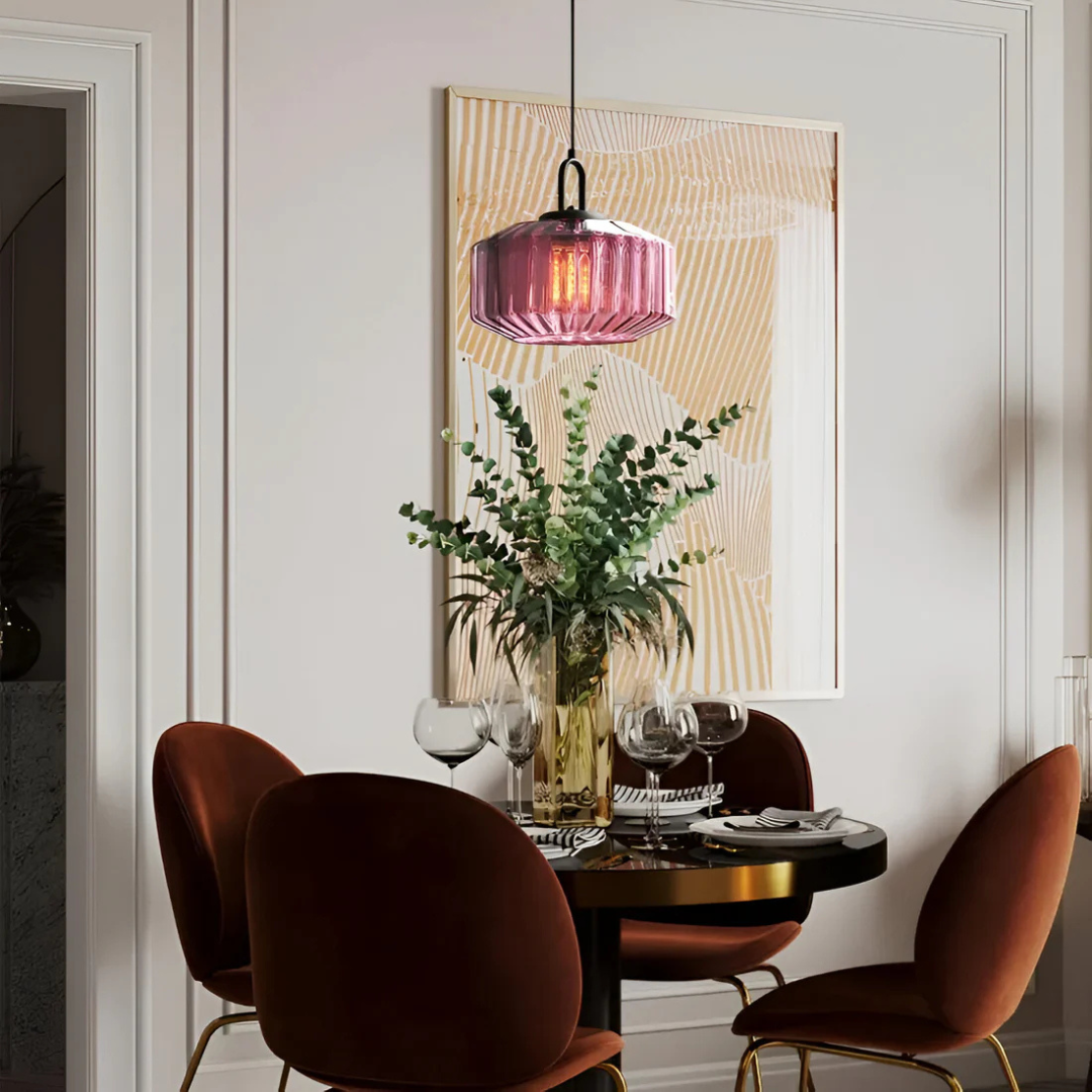 Lampa wisząca Eloria z kolorowego szkła w stylu retro, emitująca ciepłe światło