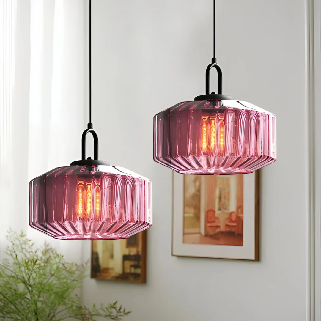 Lampa wisząca Eloria z kolorowego szkła w stylu retro, emitująca ciepłe światło