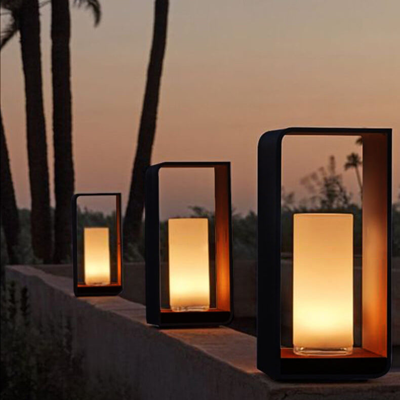Moderne buitenpadverlichting, strakke geometrische details en praktische verlichting