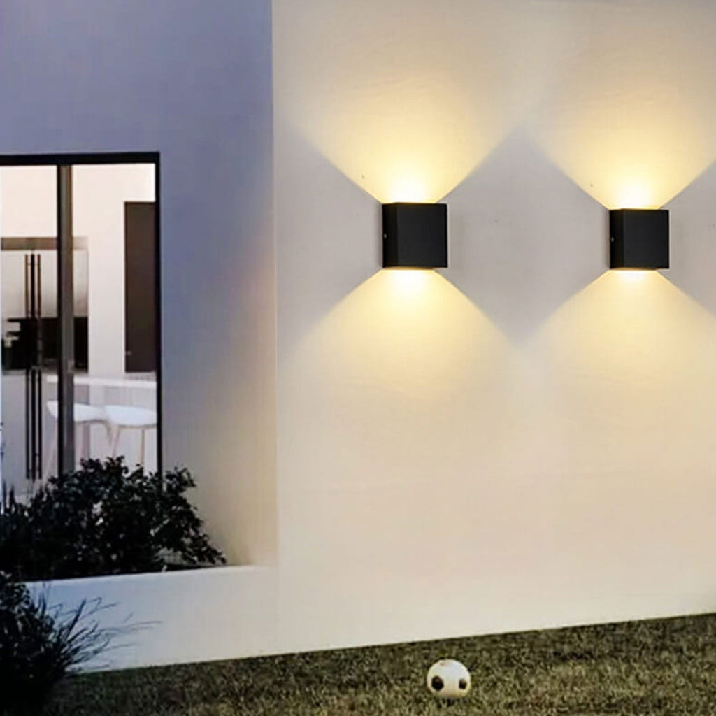 LED-vägglampa för utomhusbruk med rörelsesensor och justerbar ljusstyrka