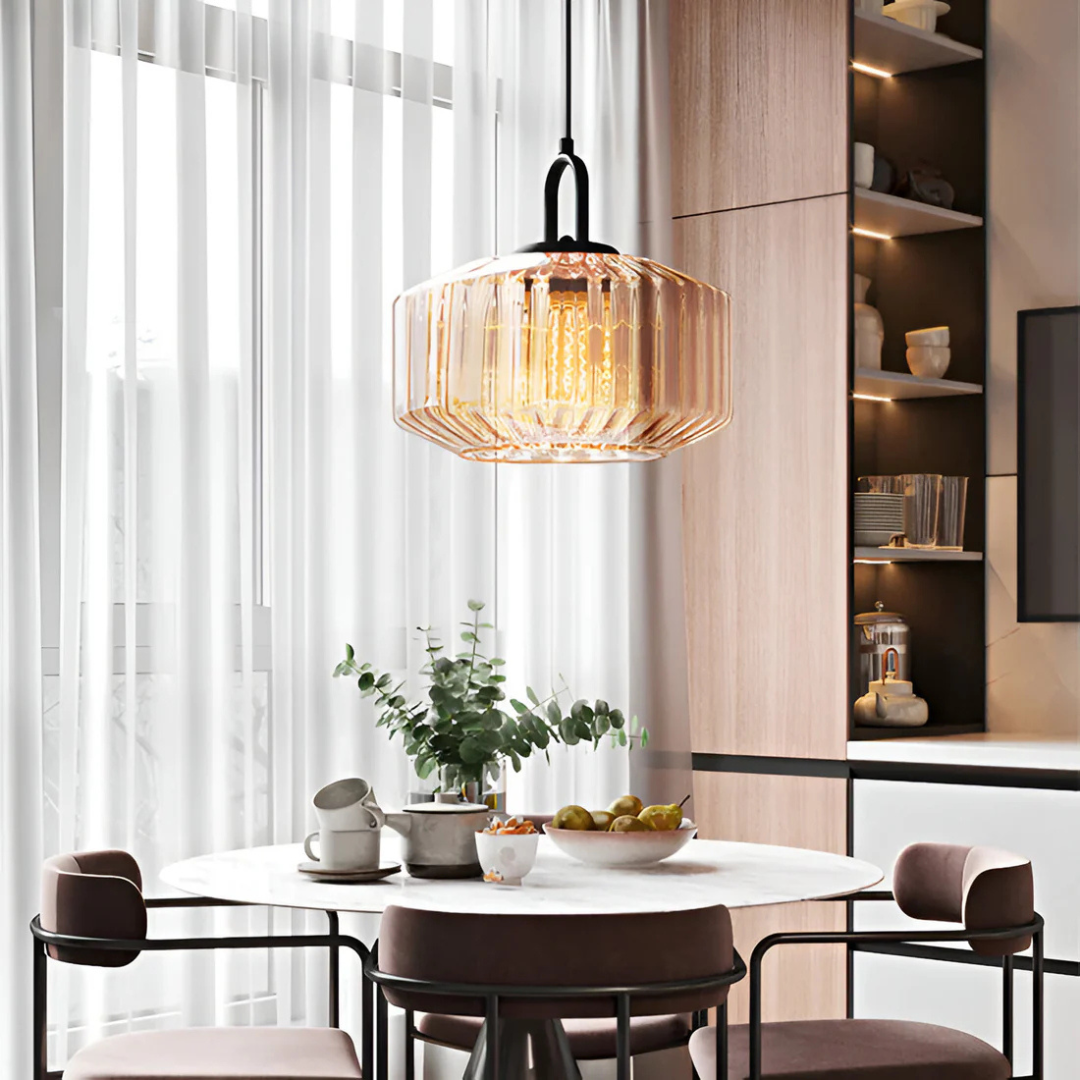 Lampa wisząca Eloria z kolorowego szkła w stylu retro, emitująca ciepłe światło