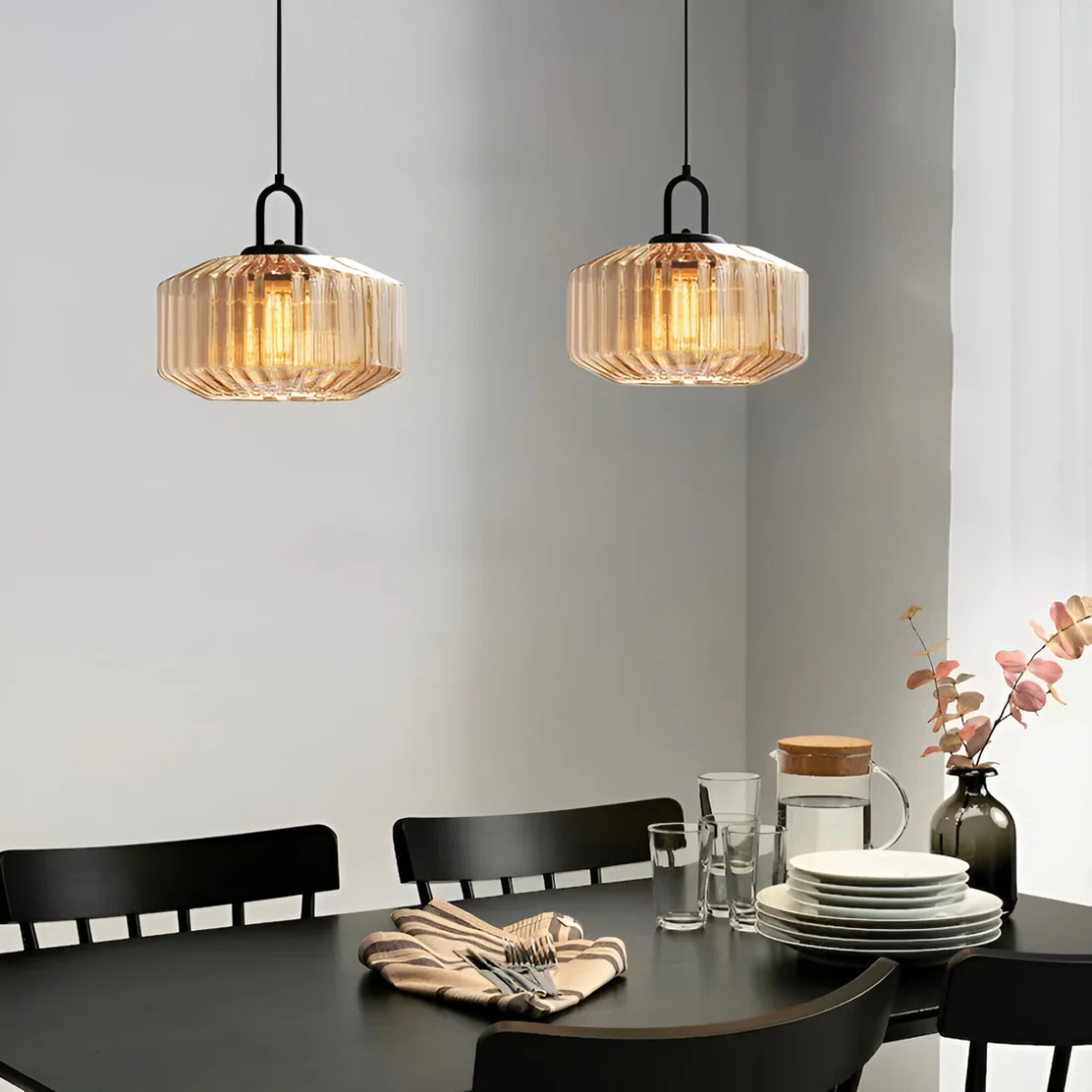 Lampa wisząca Eloria z kolorowego szkła w stylu retro, emitująca ciepłe światło