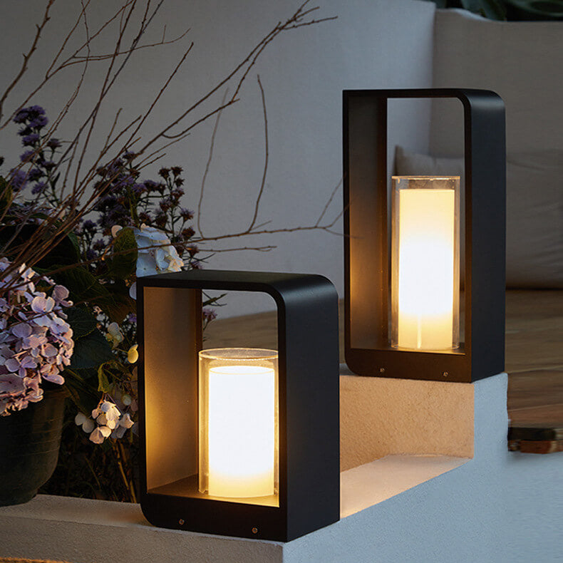 Moderne buitenpadverlichting, strakke geometrische details en praktische verlichting