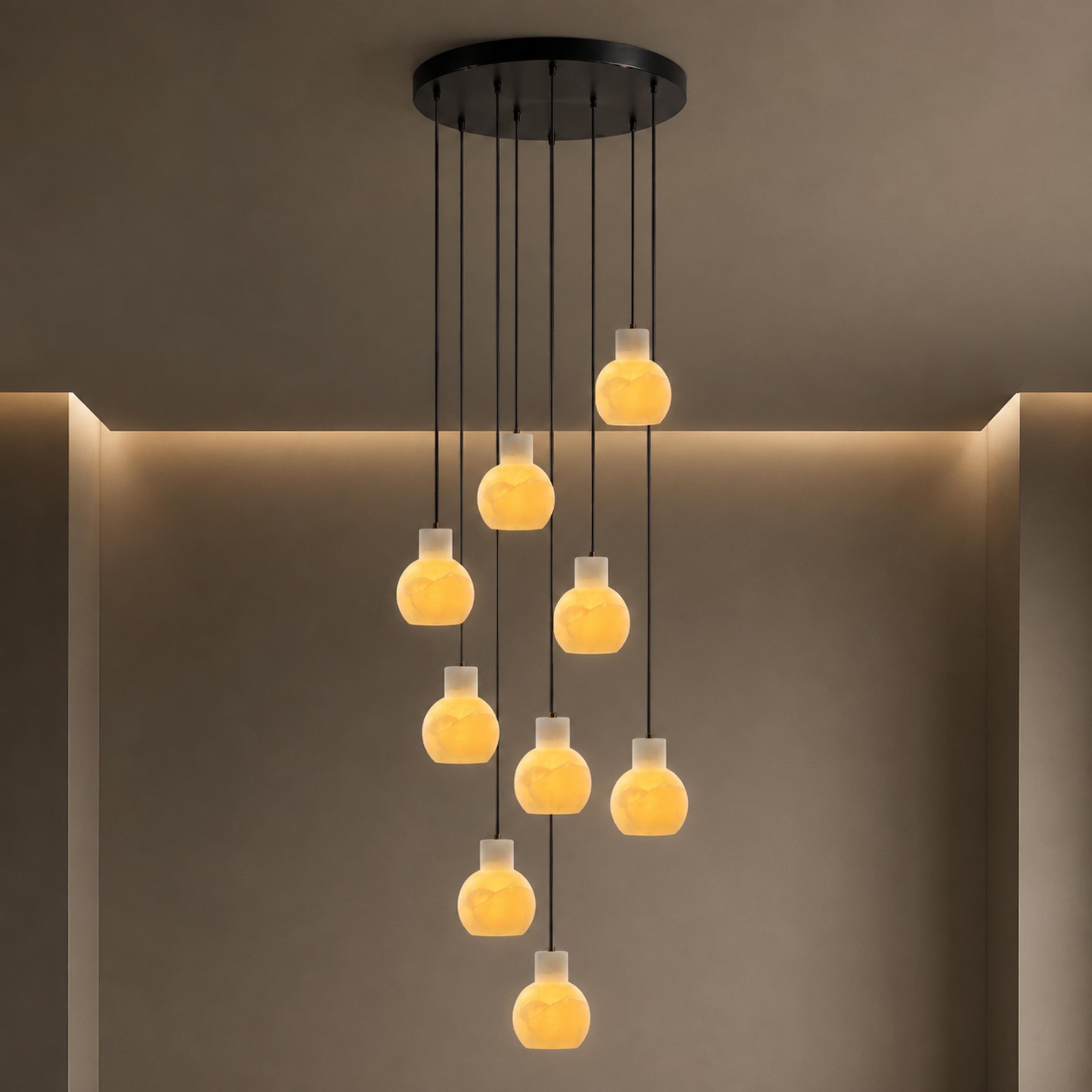 Moderní alabastrový lustr se závěsnou konstrukcí, skleněnými stínidly a LED žárovkami pro 6 světel | ribuella