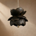 Skulpturel blomsterpendel i guld eller bronze – 18 cm | ribuella