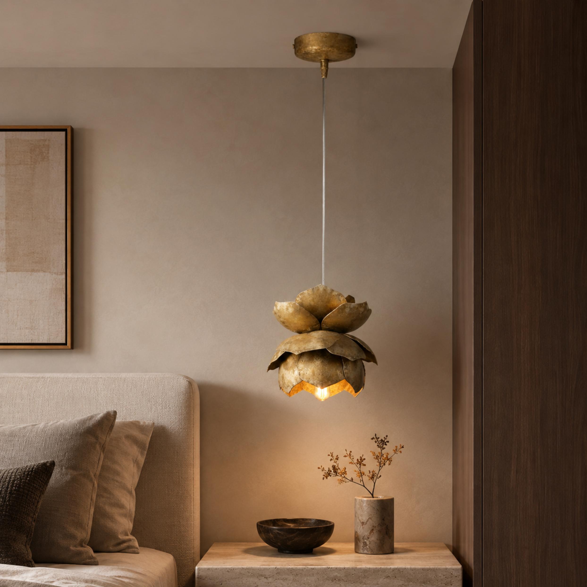 Skulpturel blomsterpendel i guld eller bronze – 18 cm | ribuella