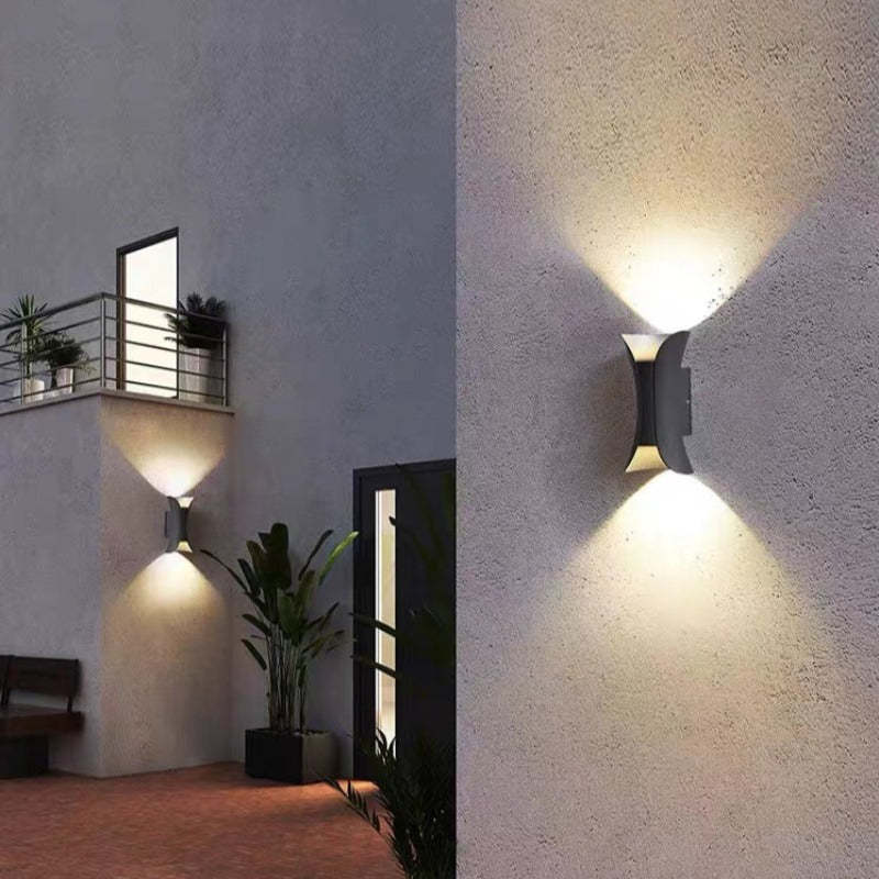 Moderne led-wandlamp met gebogen silhouet voor buiten