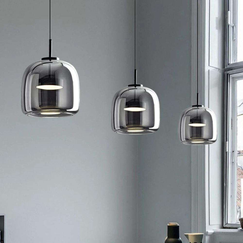 Justerbar nordisk pendellampe med mørk glasskærm til loftmontering
