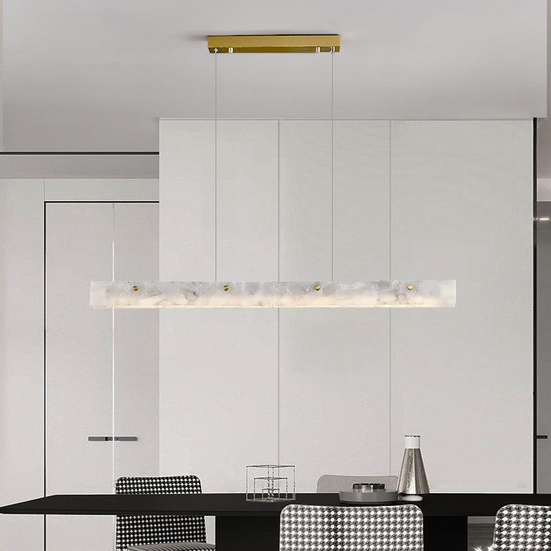 Modern vit marmorpenelampa från Arisha med LED-belysning, för matplats eller bar
