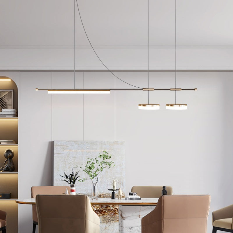 Candeeiro suspenso LED comprido Aria, em metal preto com detalhes dourados