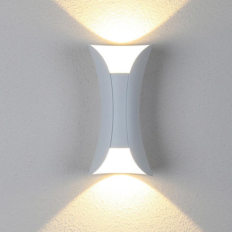 Moderní LED nástěnné svítidlo se zakřivenou siluetou, venkovní lampa