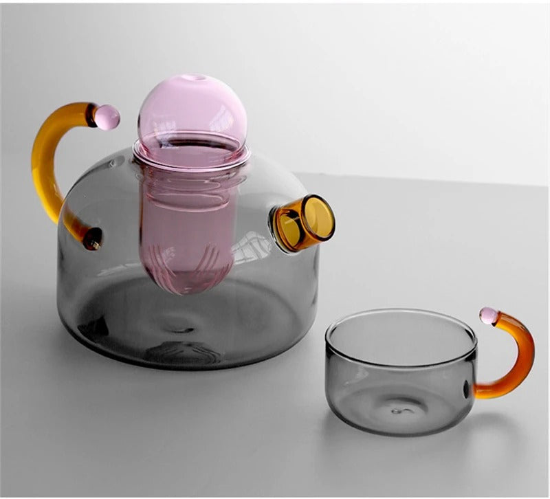 Te-bryggesæt i gennemsigtigt design med tekande og krus i urbant design