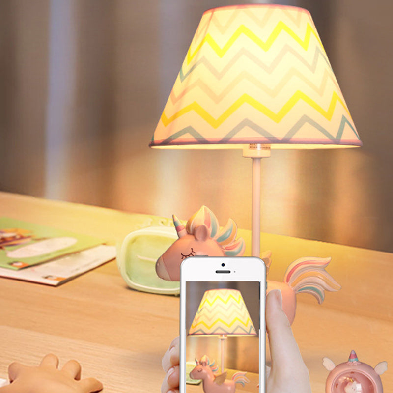 PixieGlow-bordlampe med enhjørningetryk på stofskærm, pink og blå design