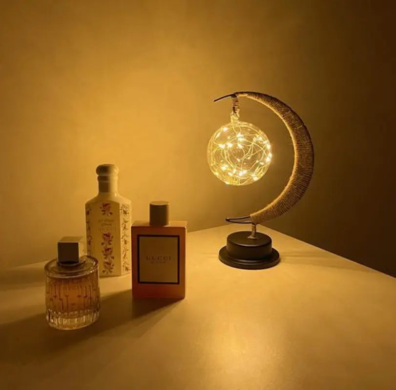 Dekorativ bordlampe med stemningsfuldt måneskær og blødt, lysende design