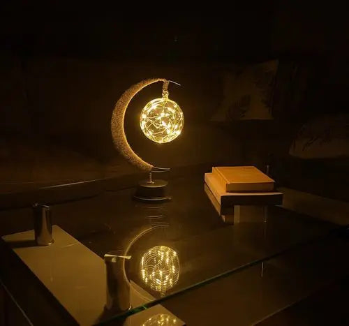 Dekorativ bordlampe med stemningsfuldt måneskær og blødt, lysende design