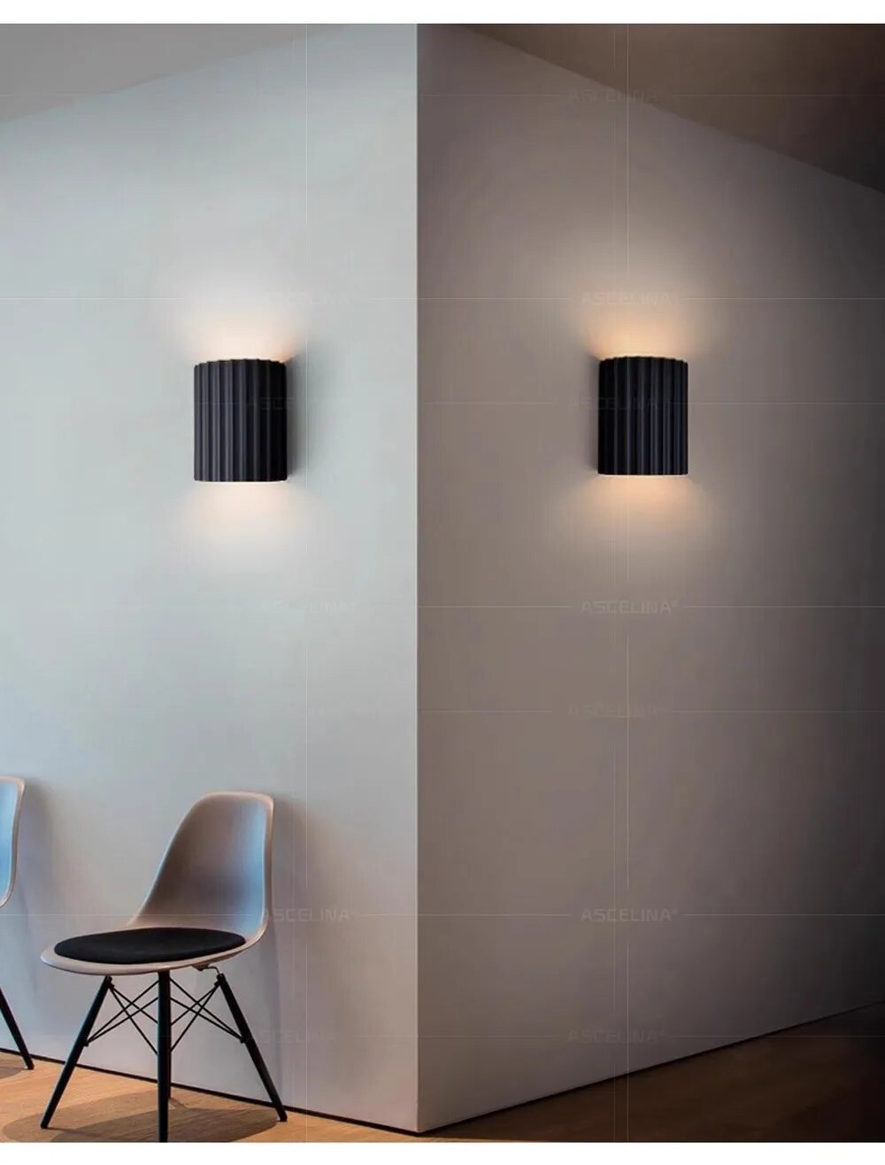 Nowoczesna prążkowana lampa ścienna, równomierne światło skierowane w górę i w dół