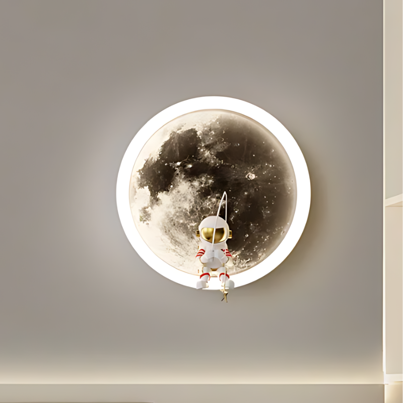 Επιτοίχιο φωτιστικό Lunara με αστροναύτη LED και απαλό σεληνόφως
