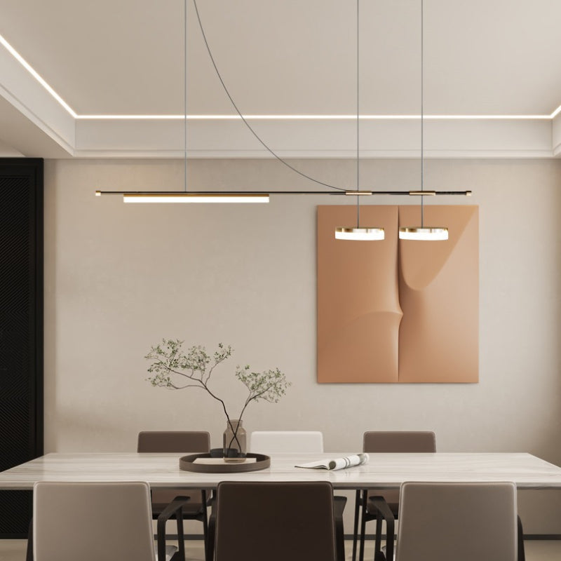 Candeeiro suspenso LED comprido Aria, em metal preto com detalhes dourados