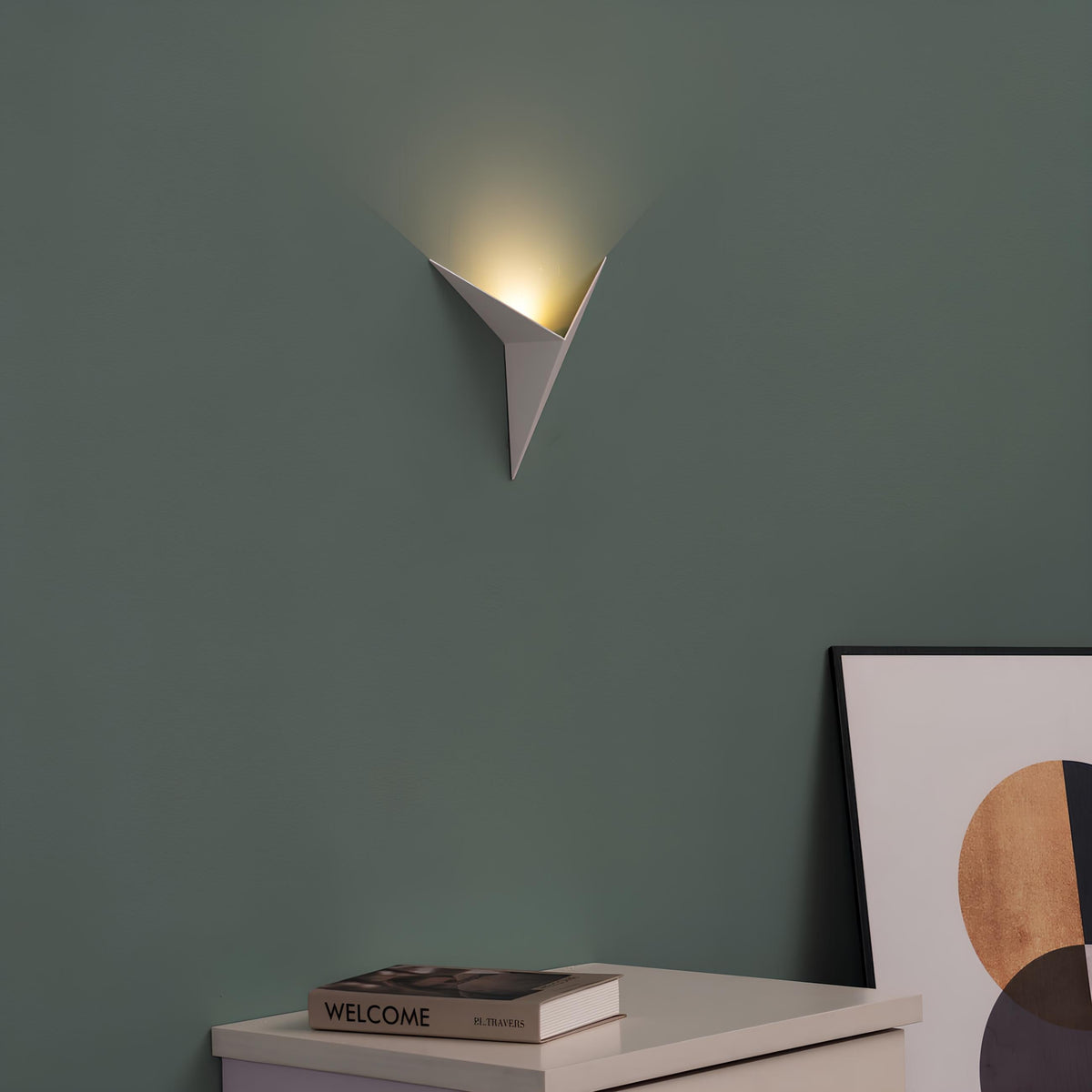 Luxus háromszög alakú fali lámpa: letisztult geometrikus profil és modern sziluett