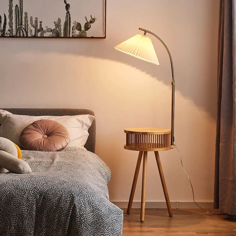 Drewniana łukowa lampa podłogowa LED Aurelia, ciepłe, miękkie światło w kącie pomieszczenia