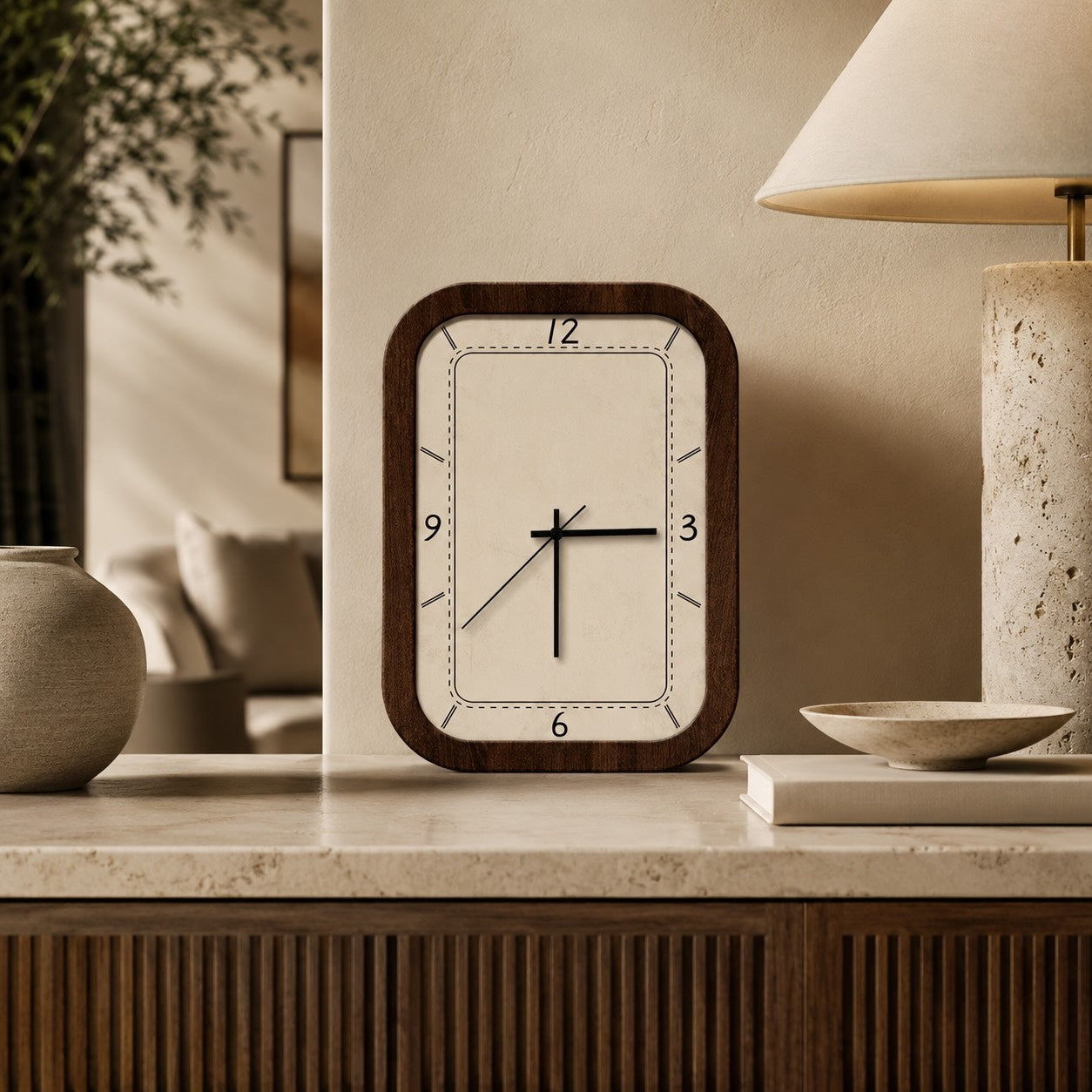 Orologio da parete vintage in legno con design a pendolo intagliato, display analogico e meccanismo al quarzo alimentato a batteria | ribuella