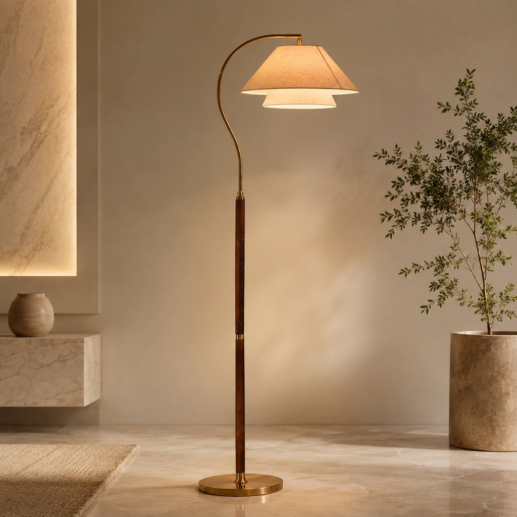 Moderní černá stojací lampa s nastavitelnou výškou, kovovou základnou a energeticky úsporným LED světlem | ribuella