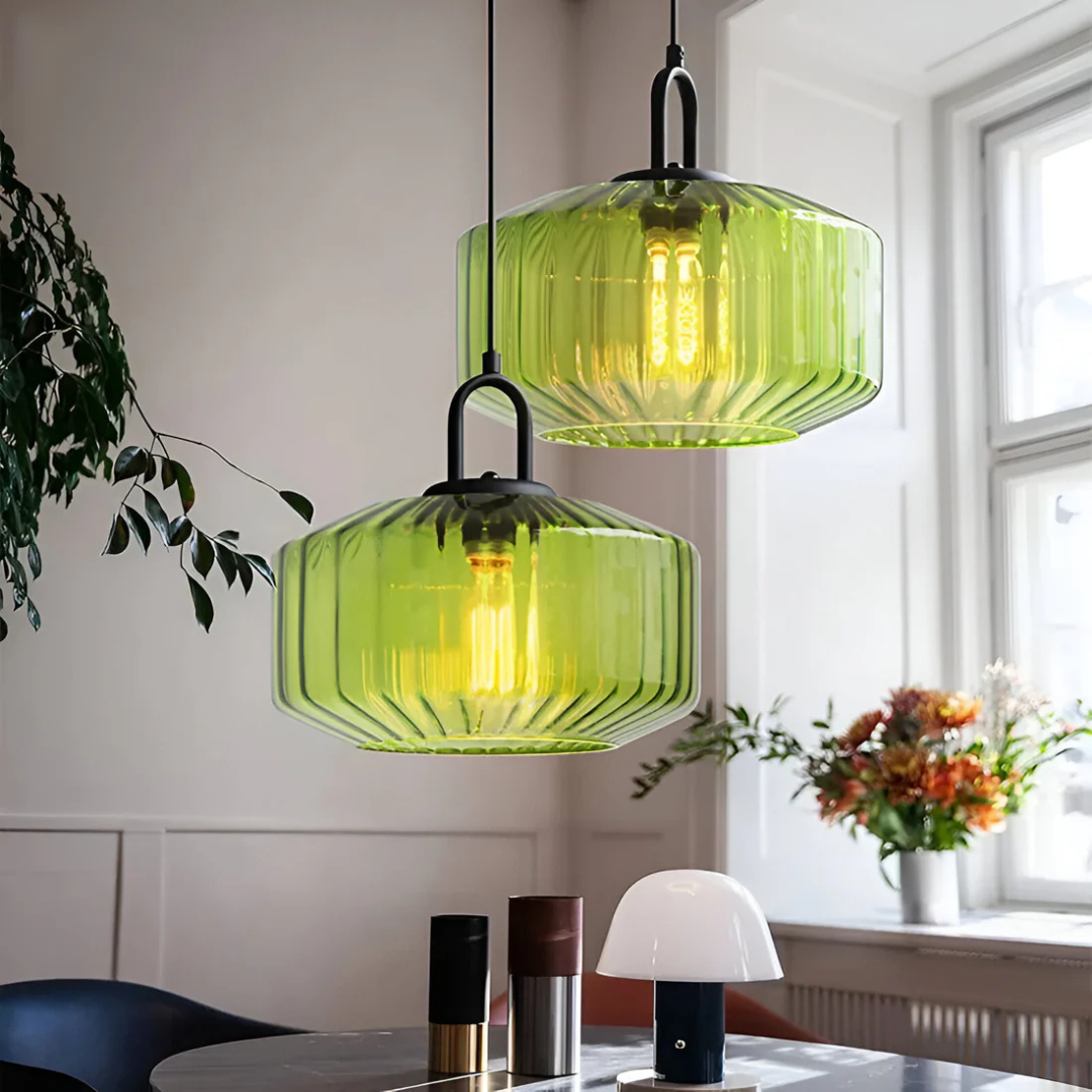 Lampa wisząca Eloria z kolorowego szkła w stylu retro, emitująca ciepłe światło