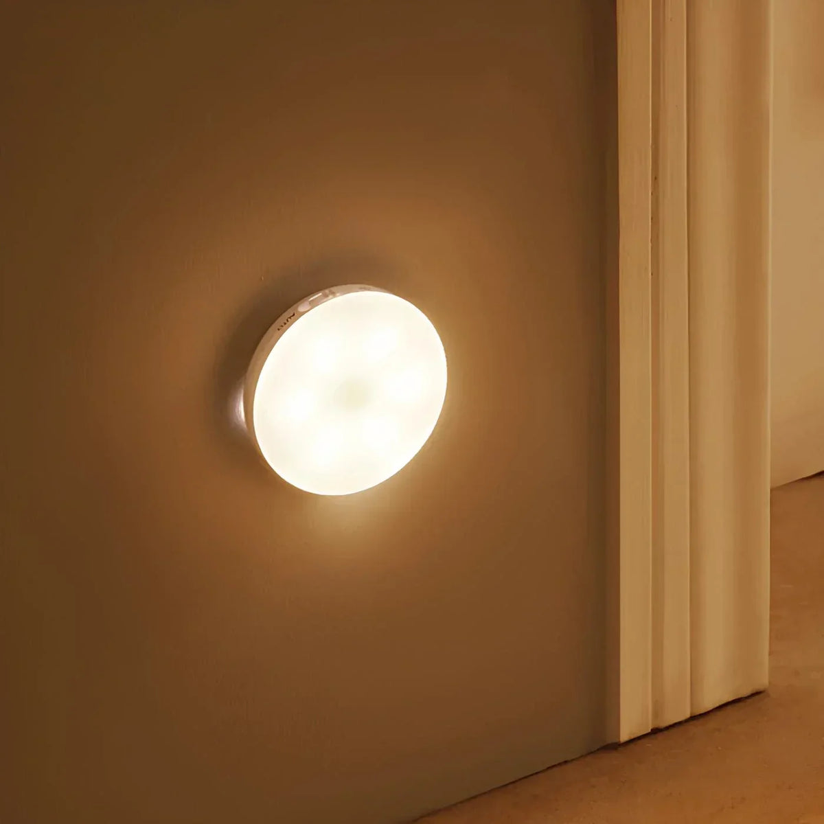 Luce con rilevamento automatico del movimento, design compatto e installazione rapida