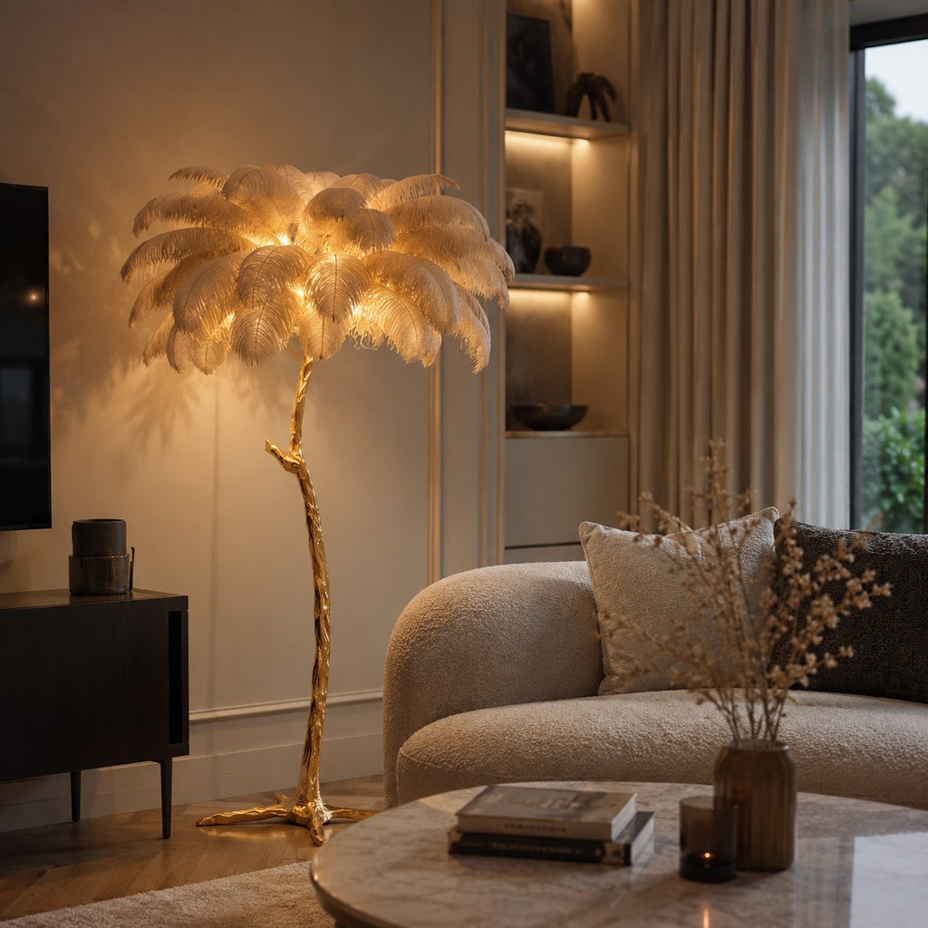 Moderní stojací lampa s měděnou základnou a pravým pštrosím peřím pro měkké ambientní osvětlení | ribuella