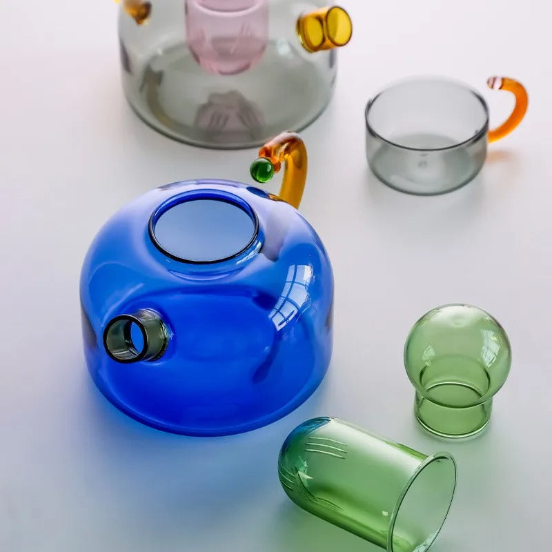 Te-bryggesæt i gennemsigtigt design med tekande og krus i urbant design