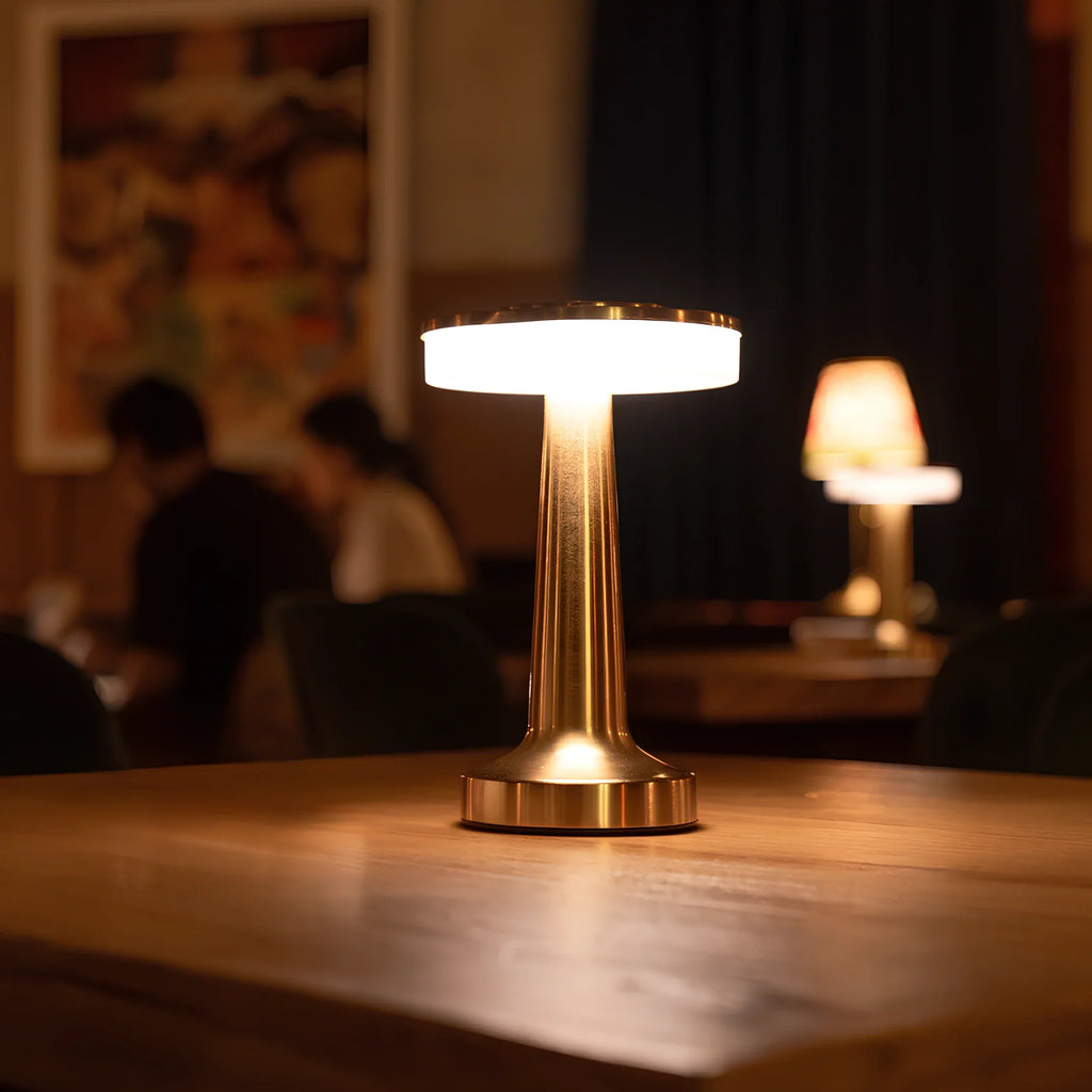 Dimbar retro-bordlampe med elegant, trådløs og bærbar design