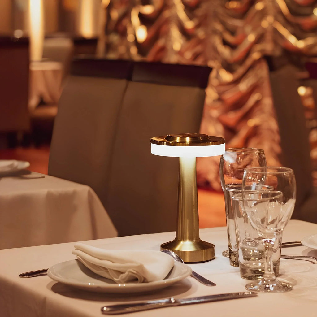 Dimbar retro-bordlampe med elegant, trådløs og bærbar design