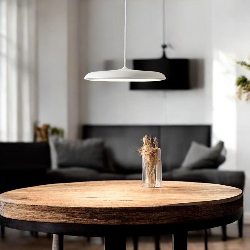 Moderne skandinavisk pendellampe med blødt, diffust LED-lys og rene linjer til loftet