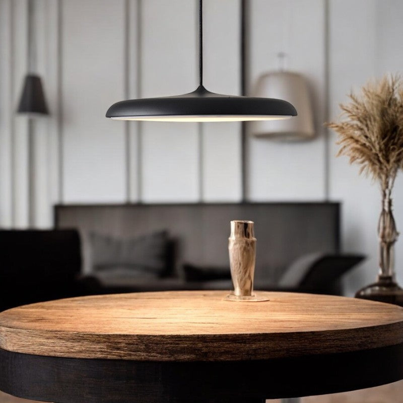 Moderne skandinavisk pendellampe med blødt, diffust LED-lys og rene linjer til loftet