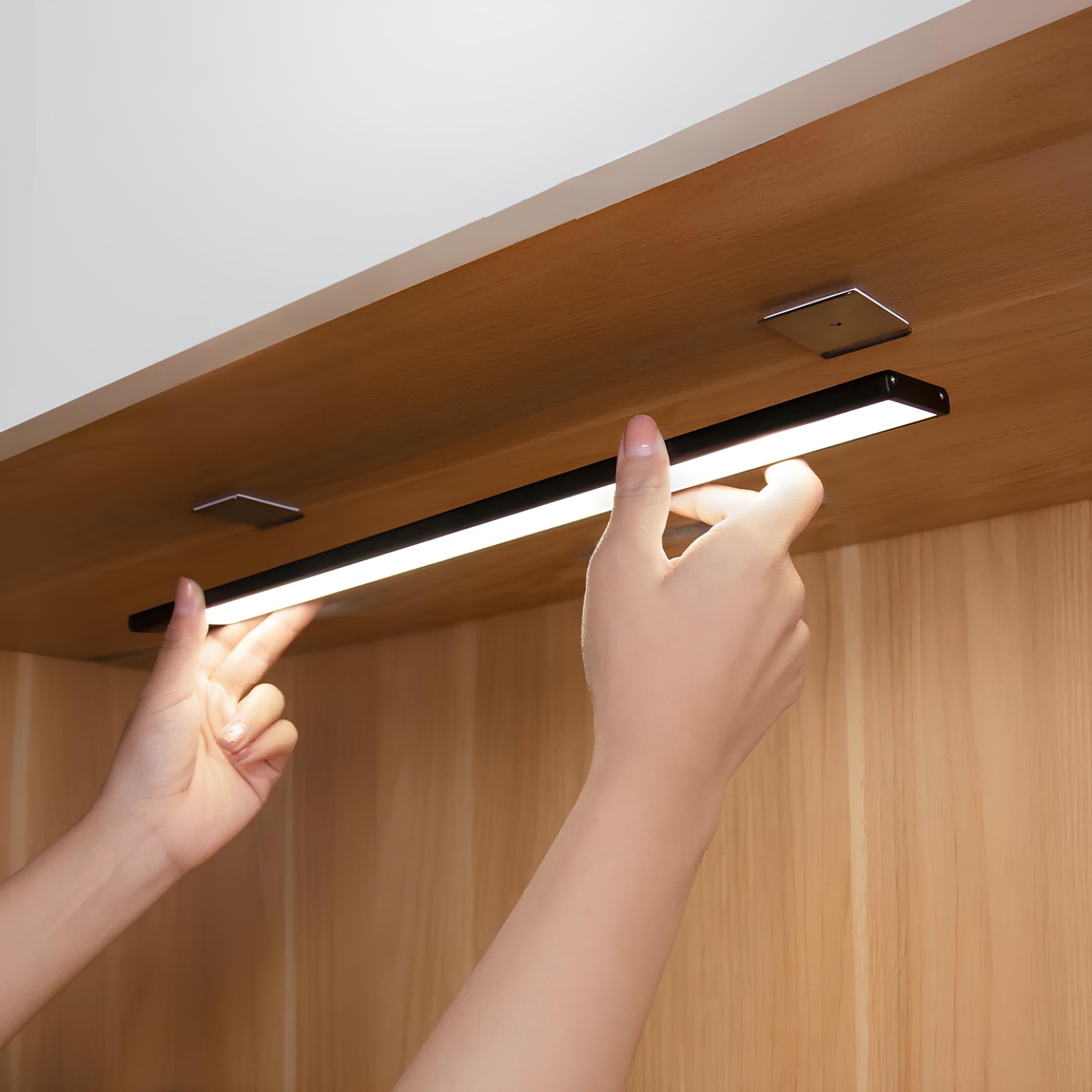 Barra luminosa LED wireless ricaricabile con attivazione tramite movimento