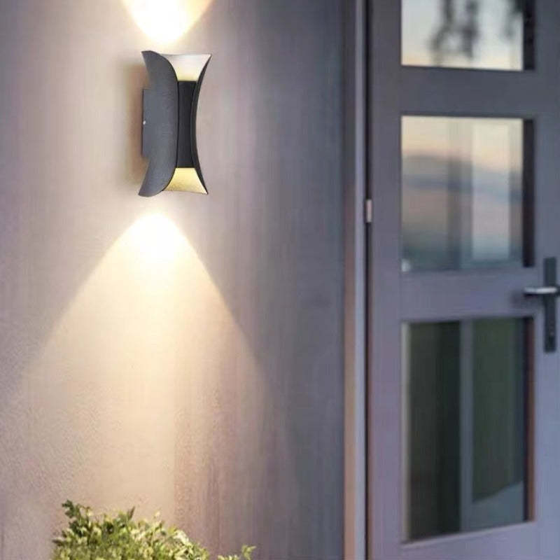 Moderní LED nástěnné svítidlo se zakřivenou siluetou, venkovní lampa
