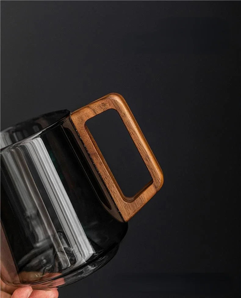 Cană modernă cu mâner din lemn, design minimalist și capacitate generoasă