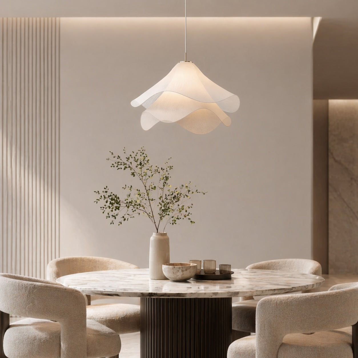 Moderne Pendelleuchte im Japandi-Stil mit Stoffschirm | ribuella